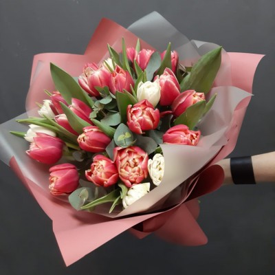 Букет "Весна в твоих ладонях" из пионовидных тюльпанов - Доставка цветов в Екатеринбурге