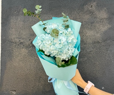 Гортензия в оформлении - Доставка цветов в Екатеринбурге