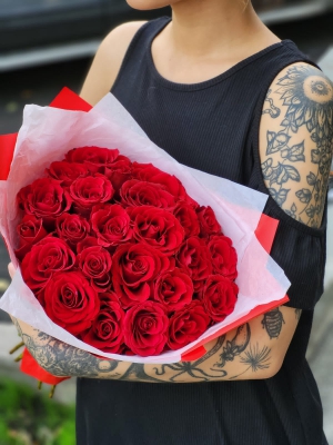 СЕРИЯ: МОНО. Букет из 25 красных роз (Кения, 40см) - Доставка цветов в Екатеринбурге