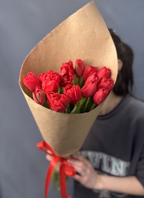Букет из 15 красных пионовидных тюльпанов в крафте  - Доставка цветов в Екатеринбурге