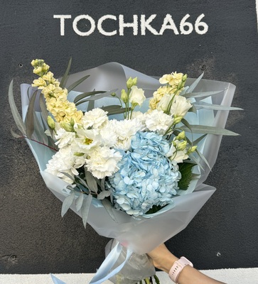 Букет с голубой гортензией  - Доставка цветов в Екатеринбурге