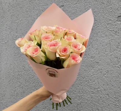 АКЦИЯ. Для тебя! Букет из 15  роз в оформении (Кения, 40см), разные цвета - Доставка цветов в Екатеринбурге