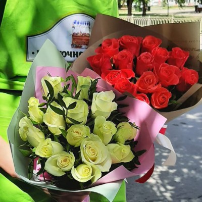 Букет из 15 роз в оформлении. Цвет микс (Кения, 40см) - Доставка цветов в Екатеринбурге
