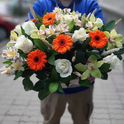 Счастье есть! Яркая корзина цветов - Доставка цветов в Екатеринбурге