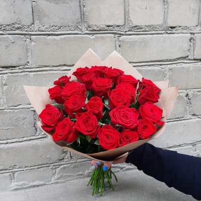 АКЦИЯ. Букет из 25 красных роз в оформлении ( Кения, 40 см) - Доставка цветов в Екатеринбурге