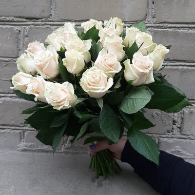 Букет из 25 кремовых роз (Кения, 40 см)   - Доставка цветов в Екатеринбурге
