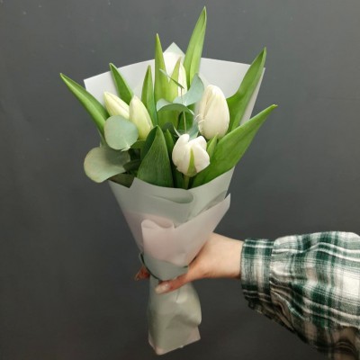 Малыш из белых тюльпанов - Доставка цветов в Екатеринбурге