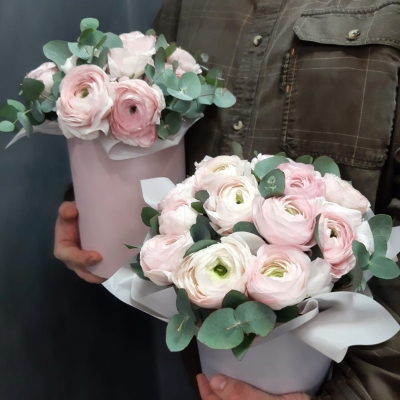 Ранункулюсы в шляпной коробке - Доставка цветов в Екатеринбурге