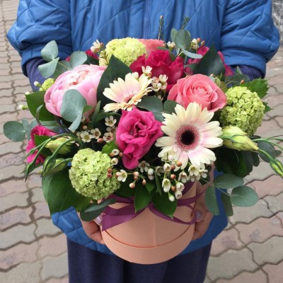 Шляпная коробка с цветами " Нескромный комплимент" - Доставка цветов в Екатеринбурге
