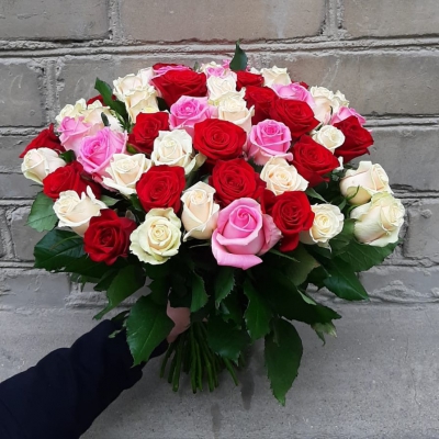 АКЦИЯ. Букет из 51 разноцветной розы (Кения, 40 см ) - Доставка цветов в Екатеринбурге