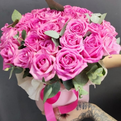 Шляпная коробка из 35 розовых роз с эвкалиптом - Доставка цветов в Екатеринбурге