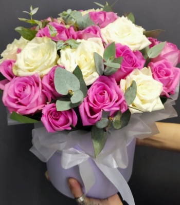 Шляпная коробка из 29 розовых и белых роз - Доставка цветов в Екатеринбурге