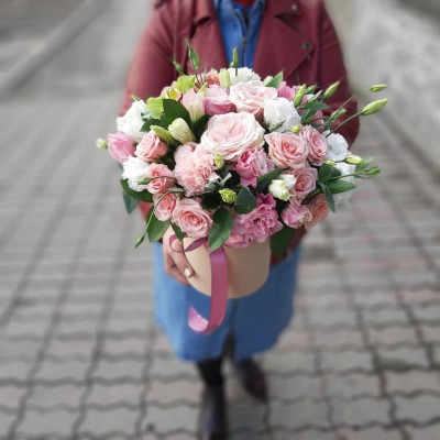 36,6: шляпная коробка с розовыми и кремовыми цветами - Доставка цветов в Екатеринбурге