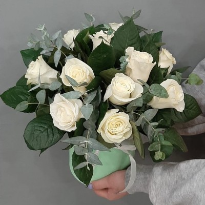 Шляпная коробка с белыми розами и эвкалиптом - Доставка цветов в Екатеринбурге