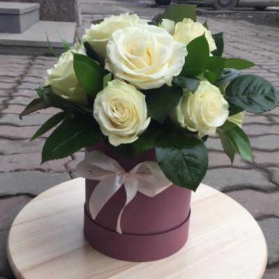 Белые розы в шляпной коробке - Доставка цветов в Екатеринбурге