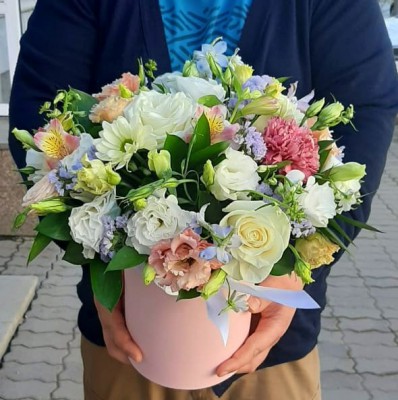 История любви. Шляпная коробка с нежными цветами - Доставка цветов в Екатеринбурге