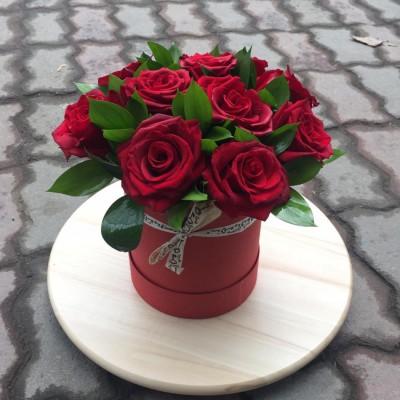 Красные розы в шляпной коробке - Доставка цветов в Екатеринбурге
