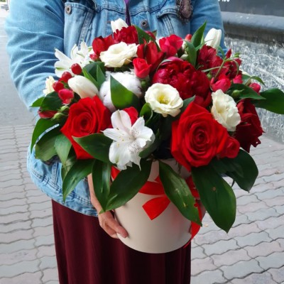 Жарко! Шляпная коробка с яркими цветами - Доставка цветов в Екатеринбурге
