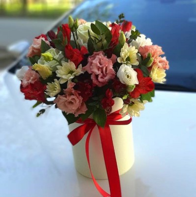 Улыбайся! Шляпная коробока с яркими цветами - Доставка цветов в Екатеринбурге