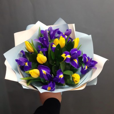 Букет из тюльпанов и ирисов  - Доставка цветов в Екатеринбурге
