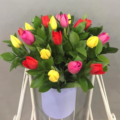 Букет из разноцветных тюльпанов в сиреневой шляпной коробке - Доставка цветов в Екатеринбурге