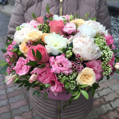 Шляпная коробка с нежными цветами "Вместо тысячи слов" - Доставка цветов в Екатеринбурге