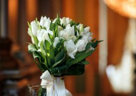 Свадебный букет невесты с белыми тюльпанами