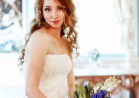 Восхитительная невеста с букетом из синих гицинтов