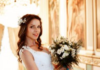 Потрясающая невеста с букетом из ромашек в деревенском стиле