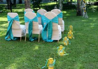 Кресла гостей  перед свадебной аркой